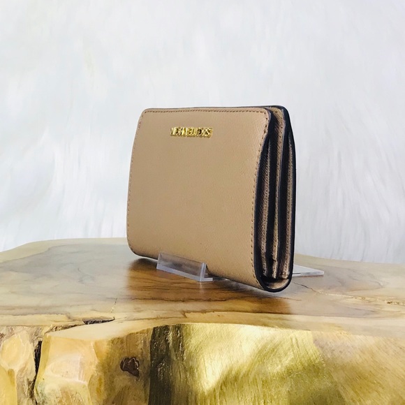 Michael Kors Jet Set Travel Slim Bifold Wallet - Picture 2 of 8